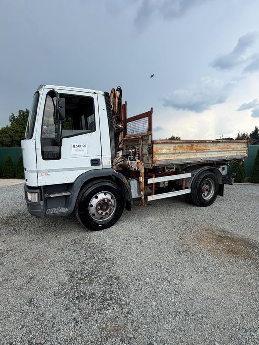 Camion basculabil cu macara