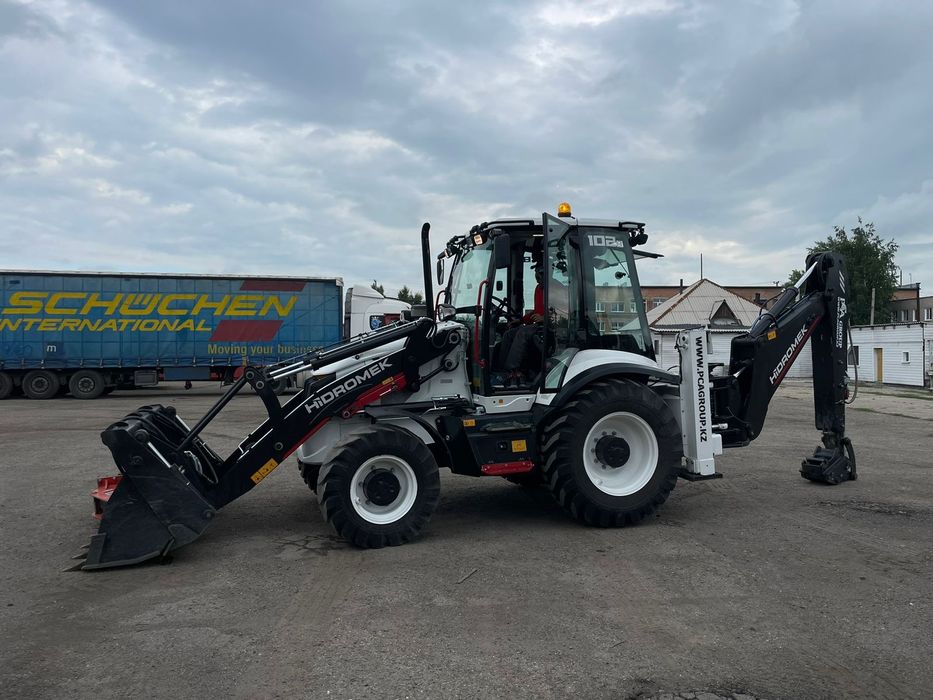 Эксковатор погрузчик 3в1