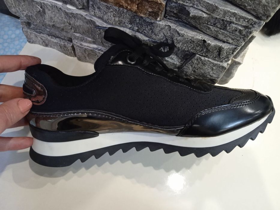 Кроссовки женские