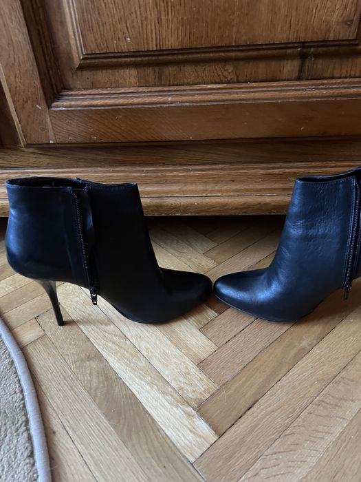 Botine din piele neagră