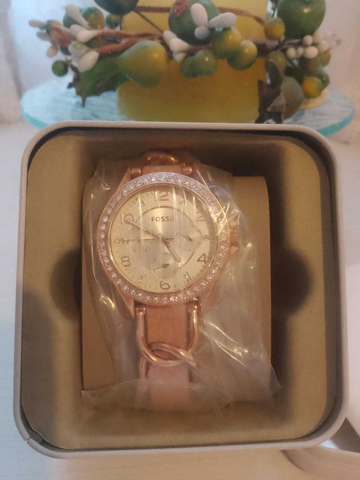 Fossil Riley чисто нов часовник  в кутия,закупен от Америка