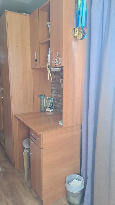 Стол со шкафчиками и полками