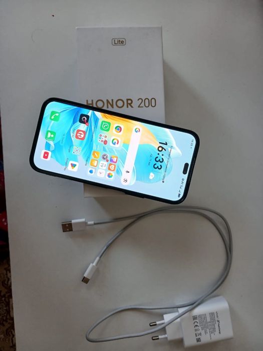 Продается телефон Honor 200