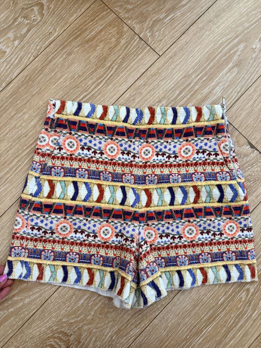 Къси панталони с висола талия Zara букле