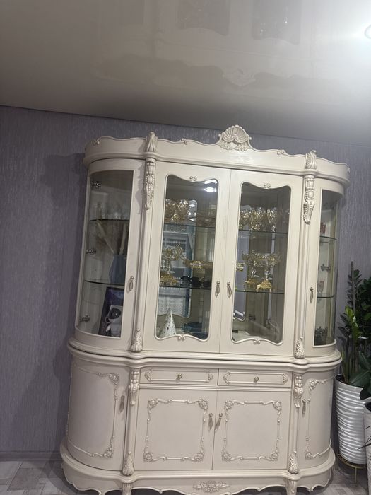 Сервант в отличном состоянии