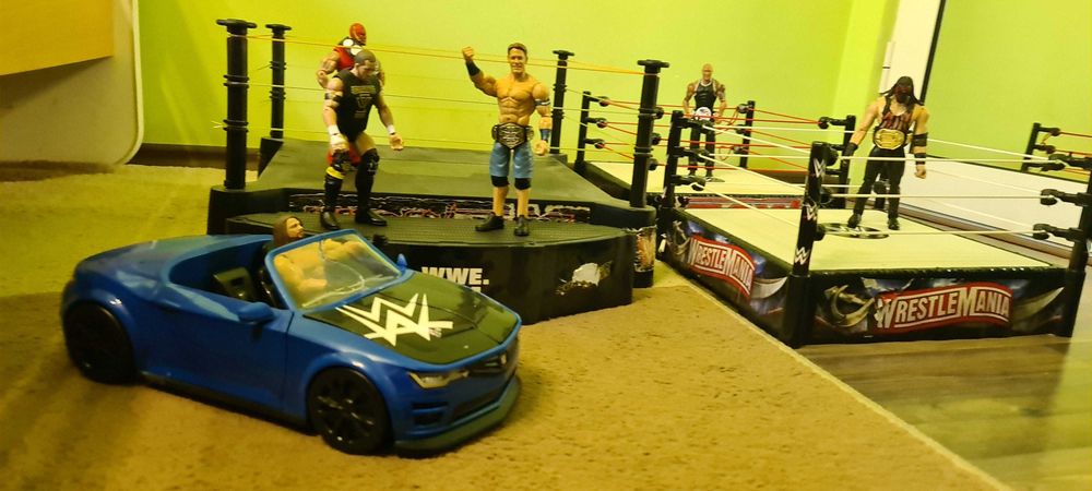Продавам рингове , кола и фигури WWE