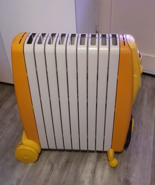 Calorifer pe ulei, DeLonghi (ITA), electric, pe roți