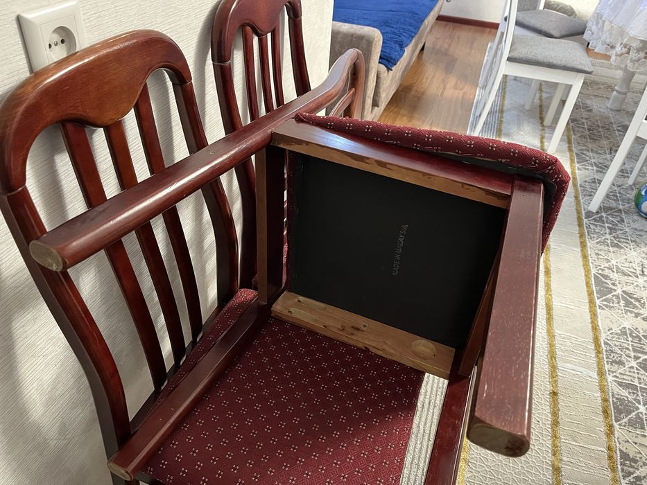 Стол и стулья для гостиной