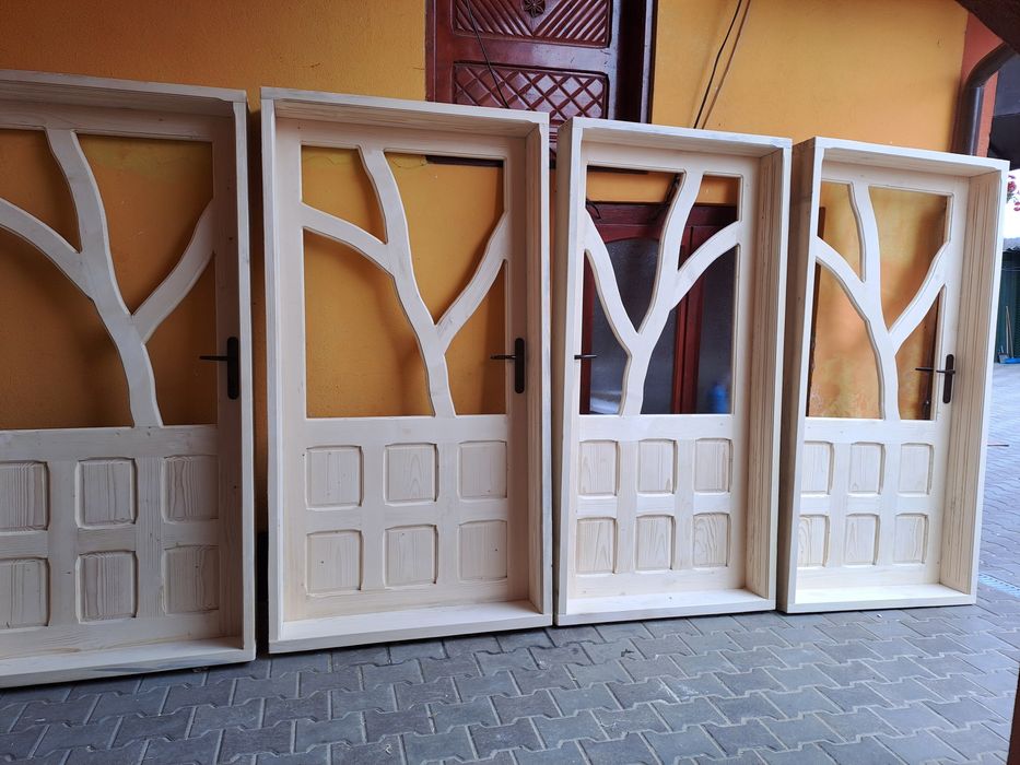 Producător de uși și fereistre din lemn masiv,brad.