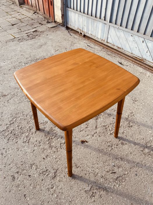 Винтидж масивна дървена маса | 70×70 см | Датирана 1989 г.