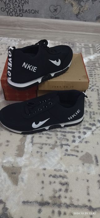 Продам новые кроссовки