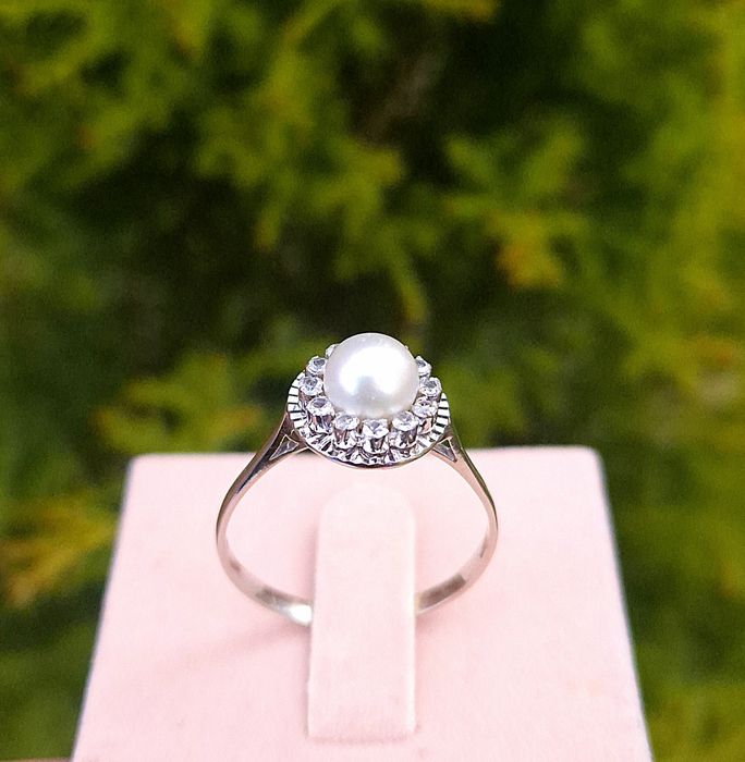 Inel vechi din aur de 18K cu perla si Spinel de sinteza