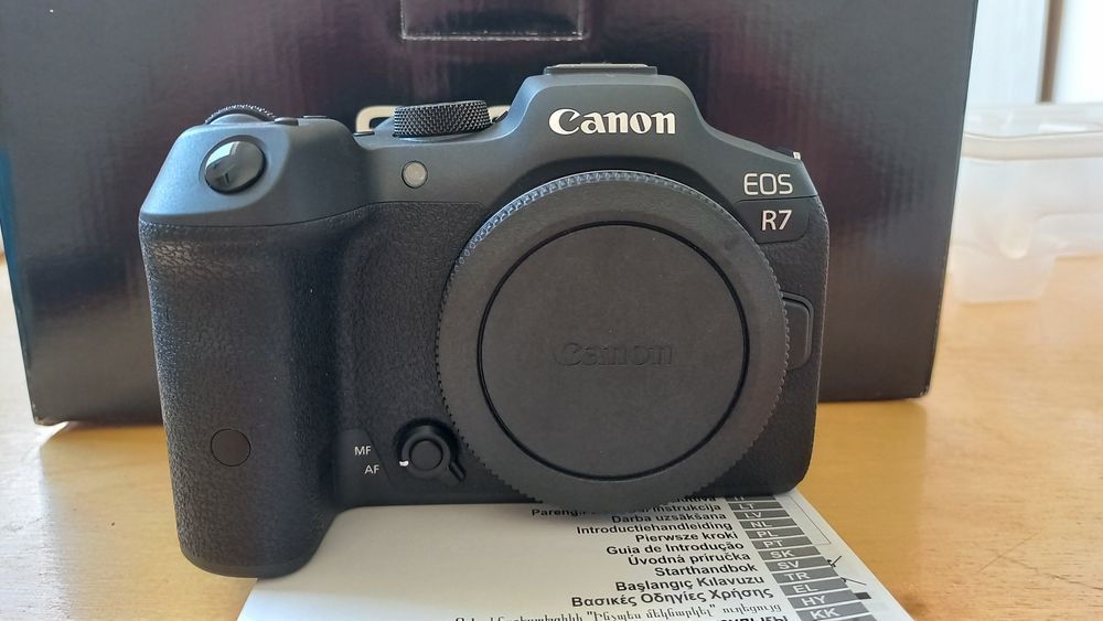 Canon EOS R 7fotoapparat sotiladi yangi 18-150 mm obektiv bilan yangi