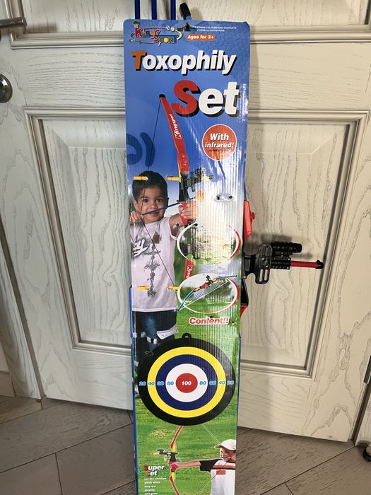 Игрушечный лук со стрелами