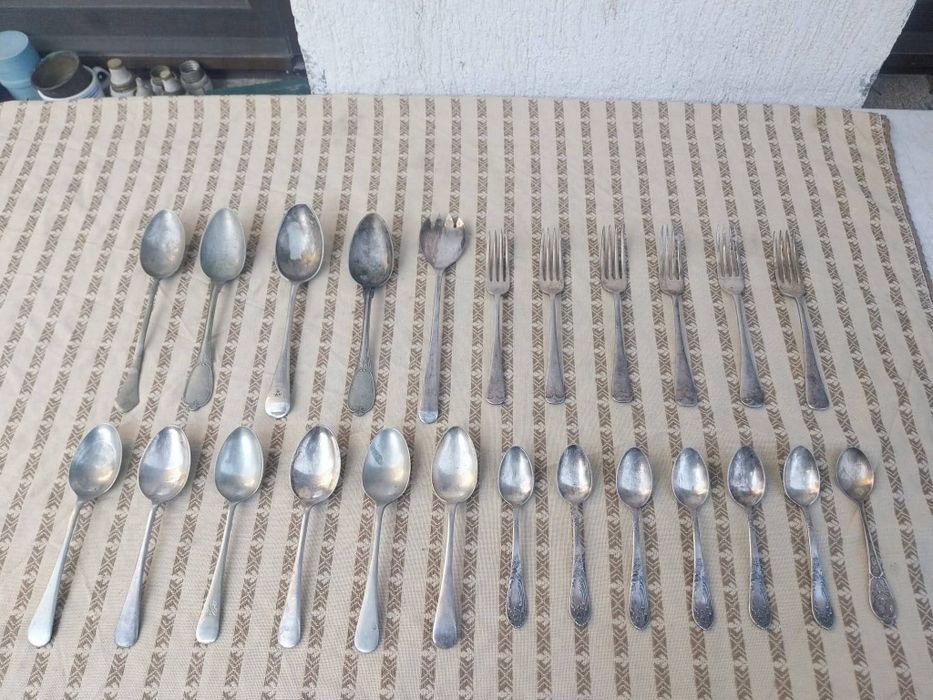 Tacâmuri Set linguri și furculițe de colecție.