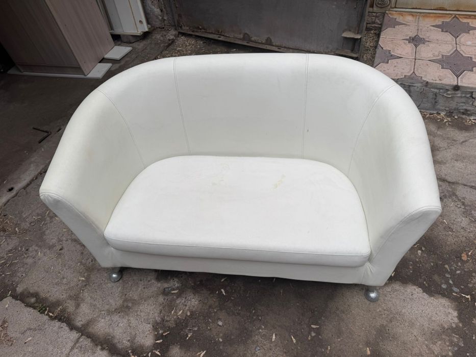 Продам белый диван