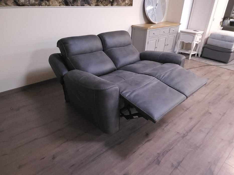 Тъмно сив диван от плат двойка с електрически релаксиращ механизъм