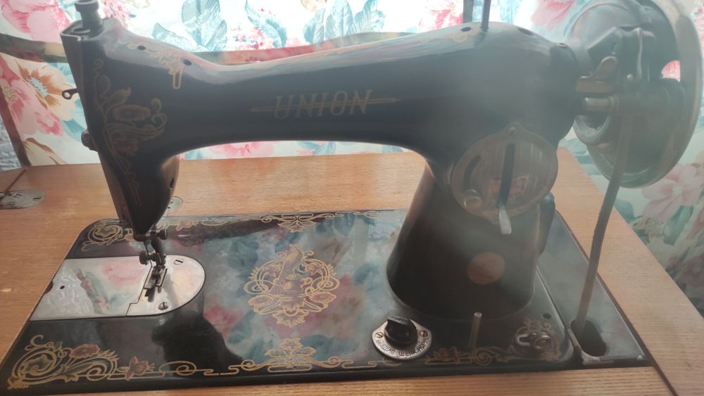 Продавам руска шевна машина шкаф