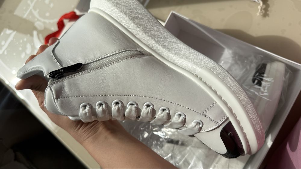 Белые ботинки на подошве кожа