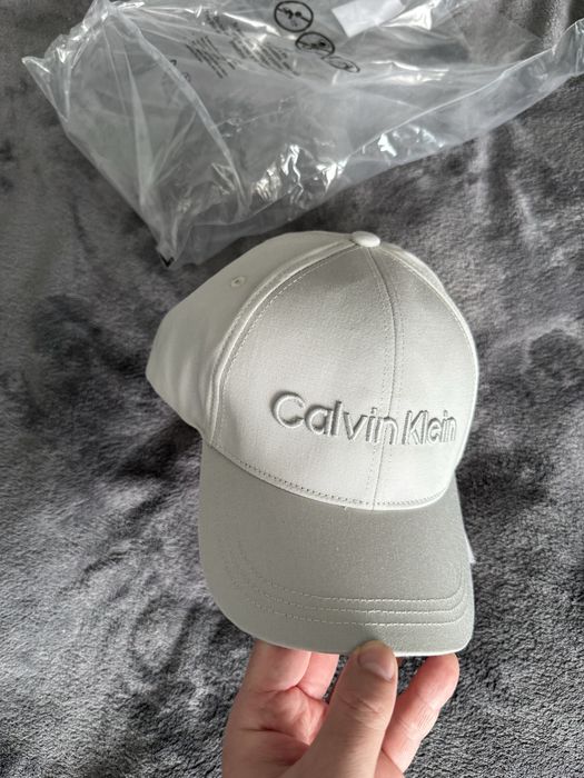 Calvin Klein sapca gri deschis cu logo brodat marime OS noua originala