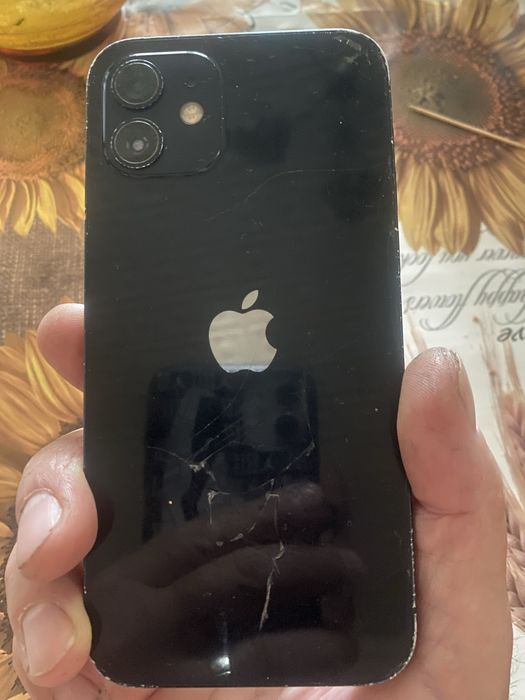 Продавам iphone 12