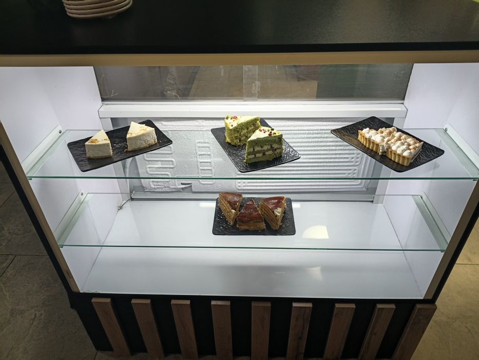 Срочно продам десертный холодильник