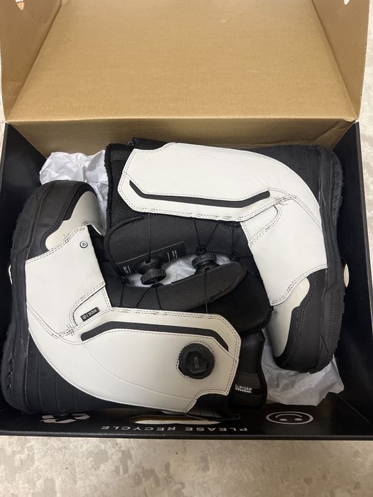 Сноуборд с ботинками и креплением