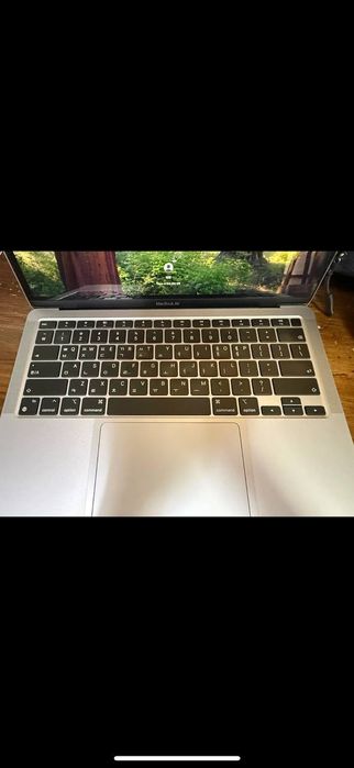 Kosmik kulrang rangdagi M1 13 dyuymli MacBook Air sotilmoqda.

Texnik