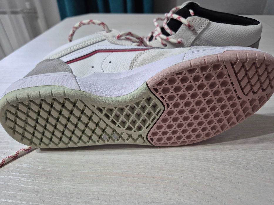 Продам кроссовки