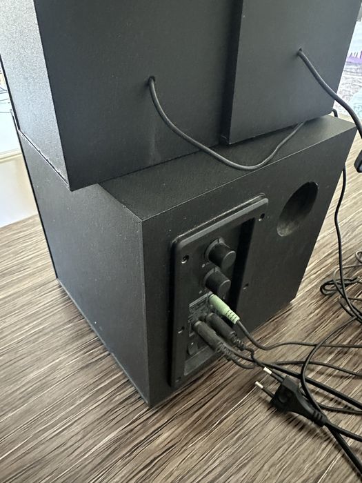 Продаю монитор AOC и колонки для компьютера Microlab вместе
