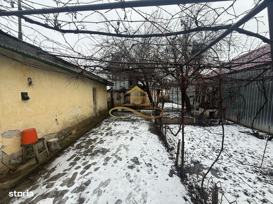 Casa batraneasca cu teren de vanzare in Lilieci Bacau