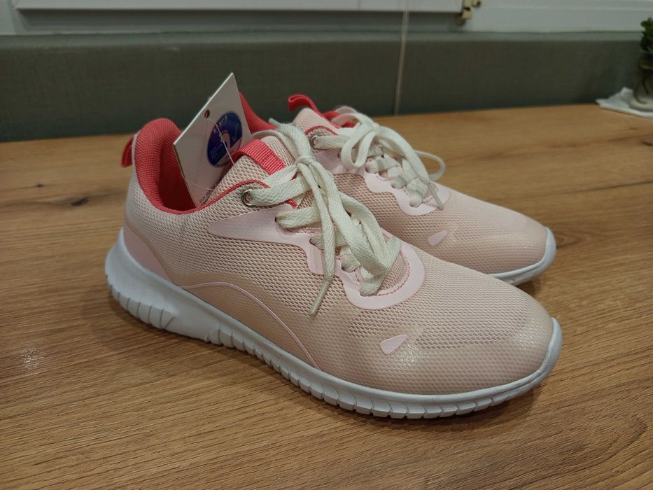 Чисто нови дамски маратонки 39 номер