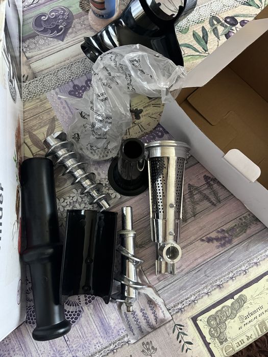 Електрическа машина за мелене на домати и месо