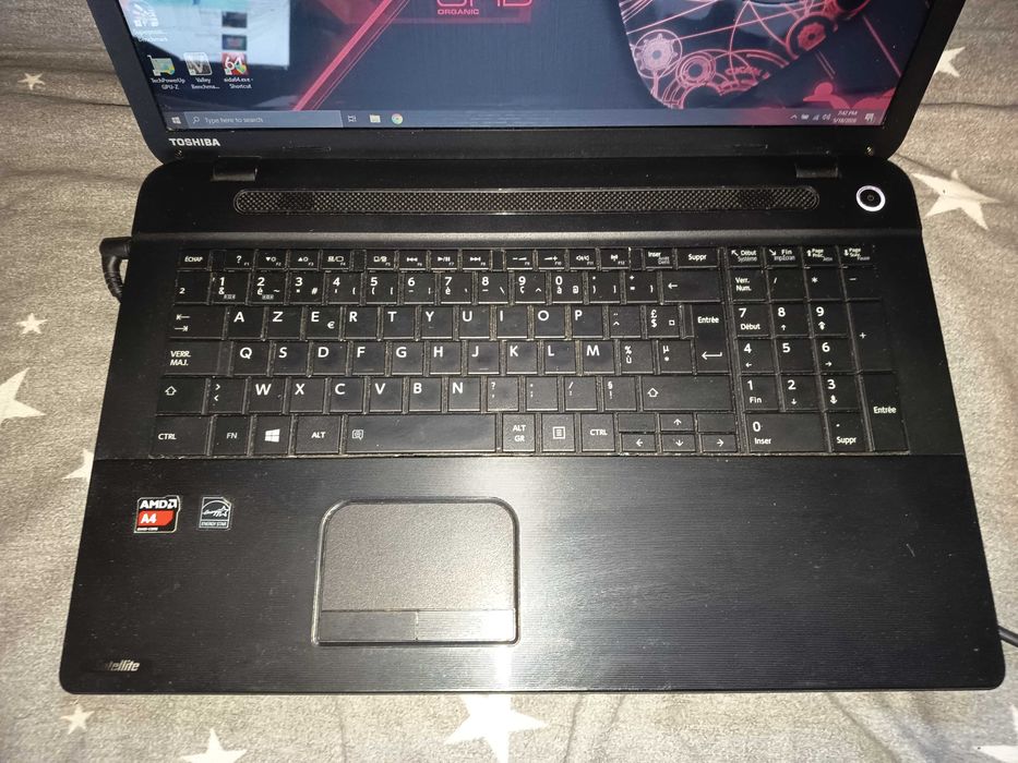Laptop Toshiba Satellite C70d, quad core AMD A4 5000, video radeon HD8330, display mare 17,3 inch, 4gb ram