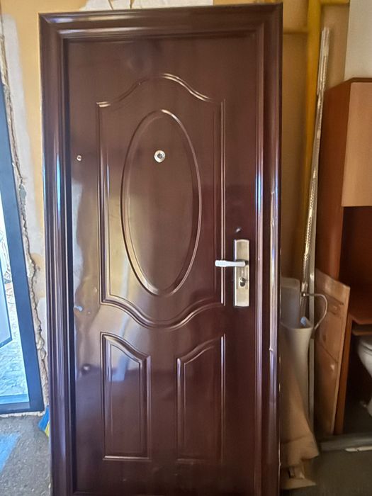 Vând ușa metalică