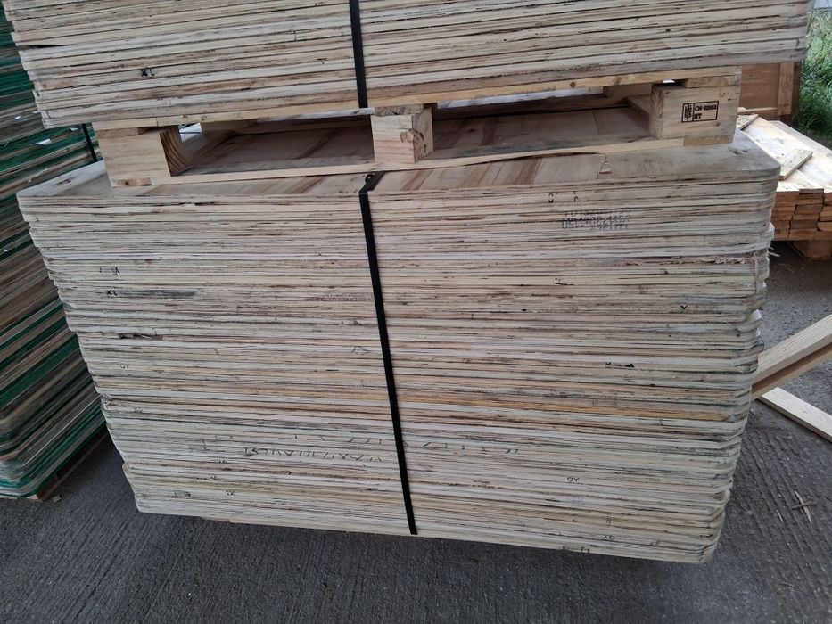 Placaj utilizat, stare foarte buna.
Grosime 1.7 cm.  si 115x130 cm grosime 14mm