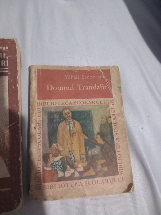 Vând cărți vechi.