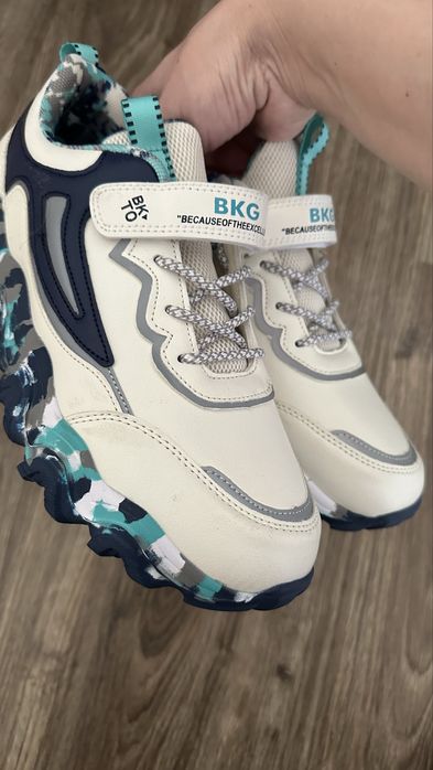 Кроссовки новые продаю