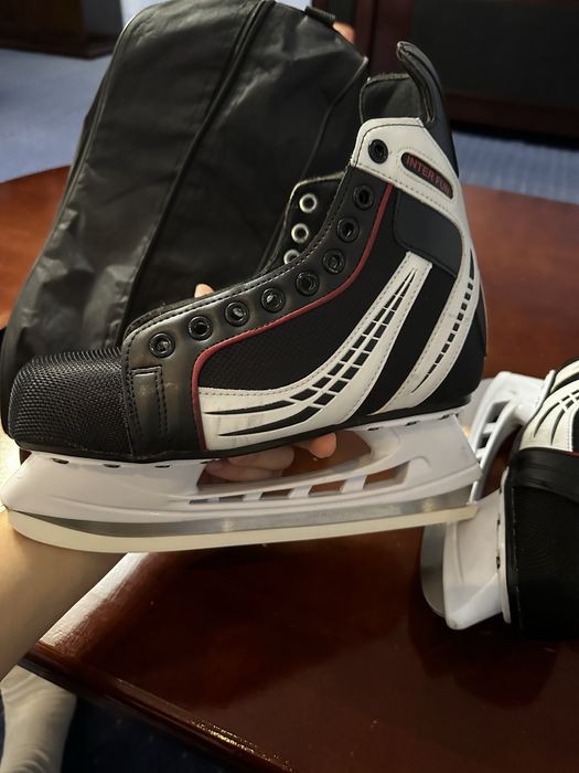 Продаю женские и мужские коньки 37 и 40 размеров.