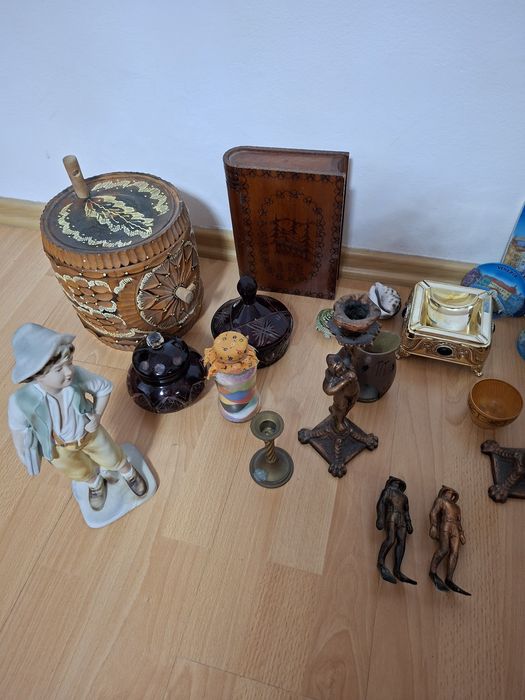 Vand bibelouri și obiecte arta