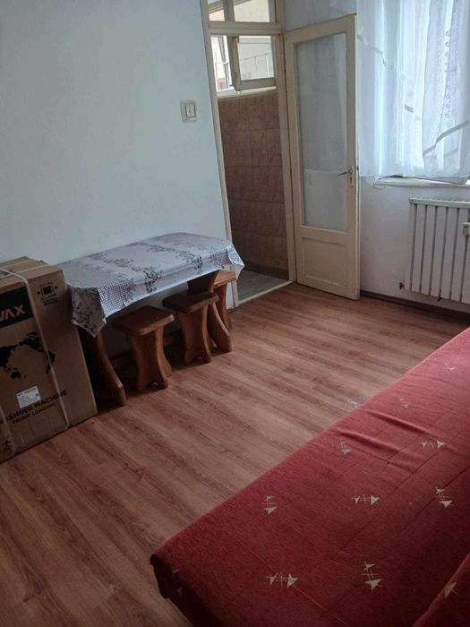 Închiriez apartament cu 2 camere