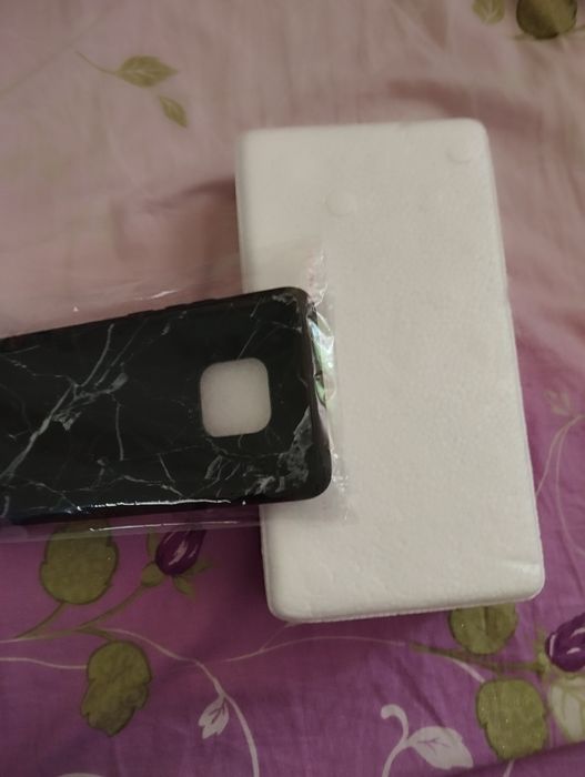 Продавам 2 протектора и 1 калъф за смартфон