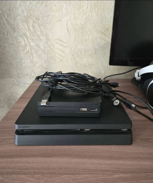 Оригинальная Sony PlayStation 4 и VR-шлем