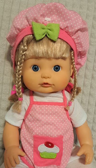 • Vând păpușă interactivă •