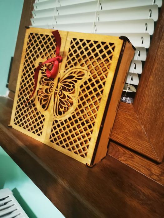 Дървена Кутия за бижута - пеперуда