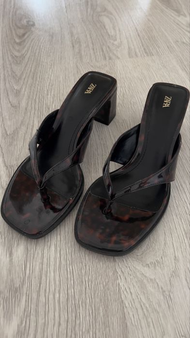 Сандали на каблуке