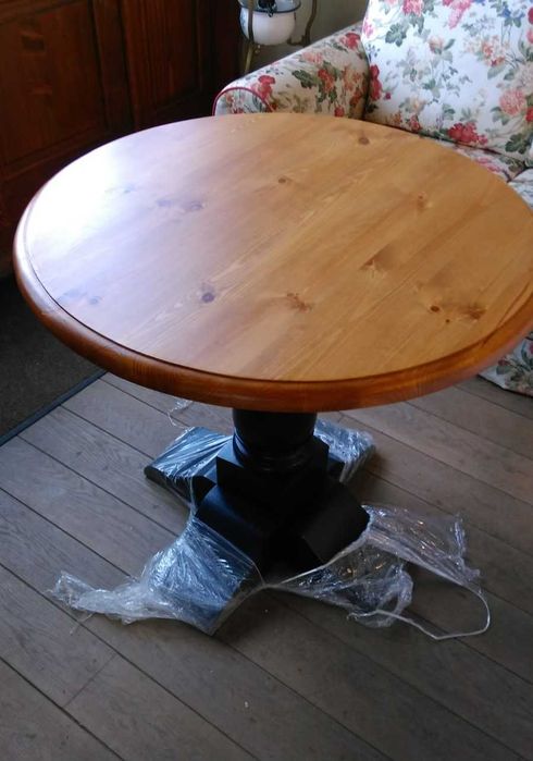 Mobilier din lemn masiv.