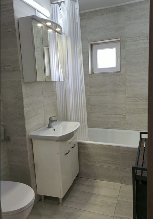 Apartament de închiriat, 2 camere, zona Alfa, decomandat, mobilat, utilat, aer condiționat, centrală termică pe gaz
