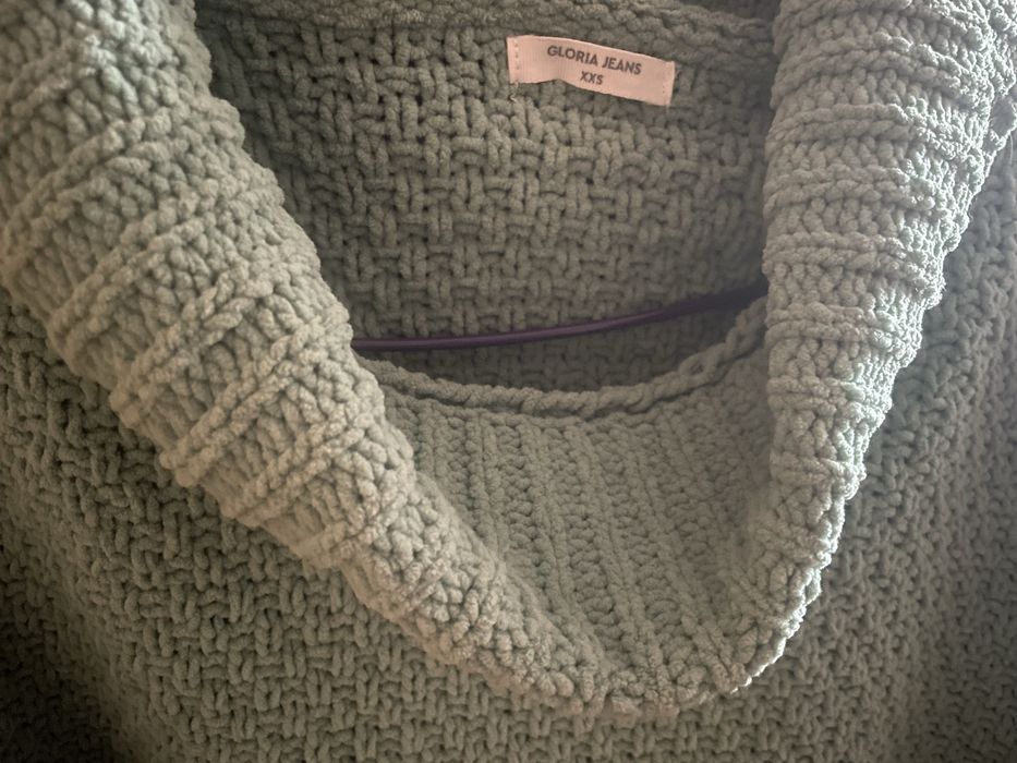 Свитер женский.