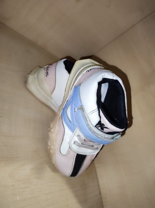 Продам детские кроссовки